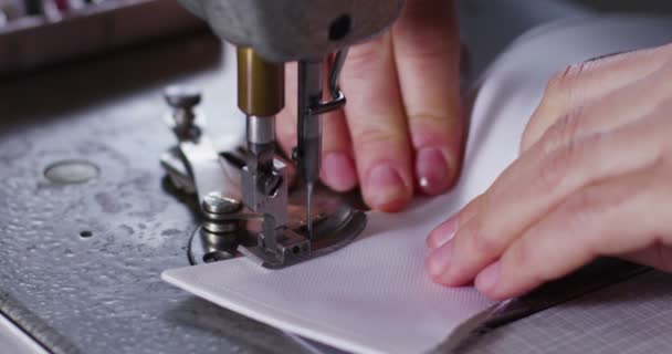 Une Couturière Habile Cousant Avec Machine Coudre Tissu Blanc Selon — Video