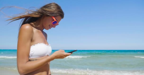 Video Woman Browsing Mobile Phone Sea — Stock Video