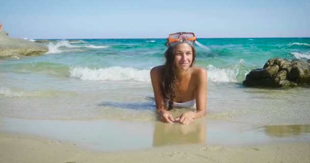 Video Mujer Caucásica Teniendo Vacaciones Mar Usando Gafas Buceo Acostado — Vídeos de Stock