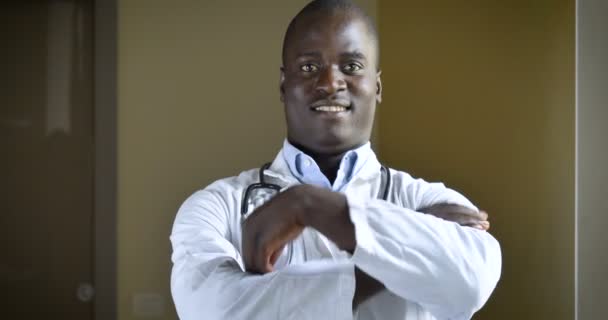 Video Del Médico Afroamericano Con Bata Blanca Posando Cámara Con — Vídeo de stock