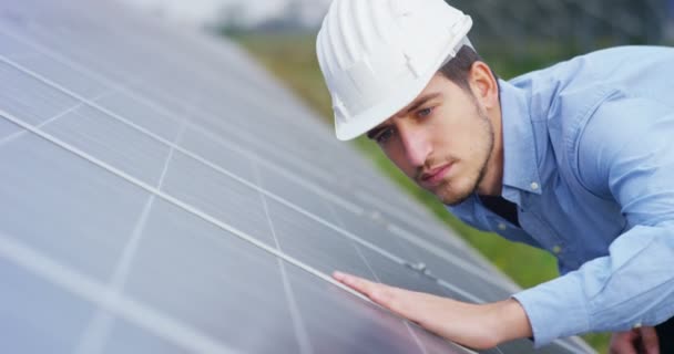 Vídeo Homem Verificando Tocando Eco Painéis Solares Células Telhado Estação — Vídeo de Stock