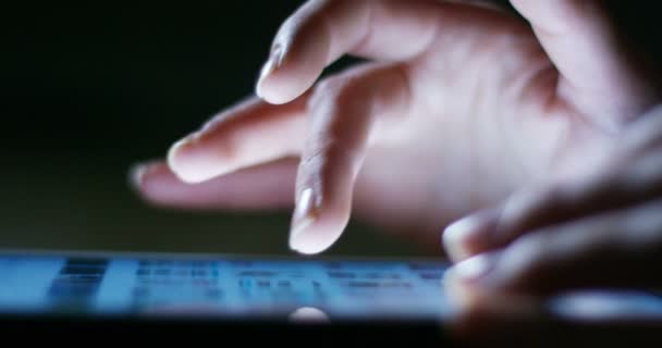 Hand Typen Een Touchscreen Lcd Interactie Met Toepassingen Financiën Wiskundige — Stockvideo