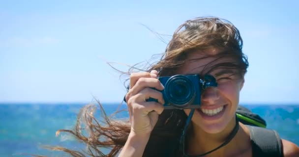 旅行者の女性の写真を撮るフォト カメラで笑顔のスロー モーション ビデオ — ストック動画