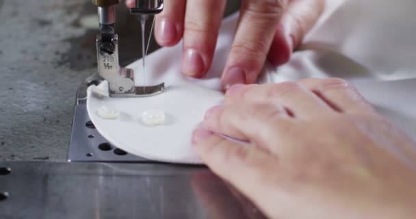 Eine Erfahrene Näherin Näht Mit Der Nähmaschine Einen Weißen Stoff — Stockvideo