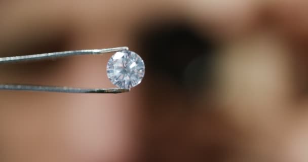 Video Van Dure Diamond Gem Stone Een Pincet Tool — Stockvideo