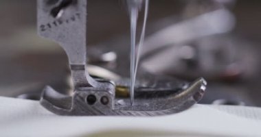 Profesyonel bir dikiş makinesi ile beyaz iplik bir İtalyan couture kumaş dikiş süper ağır çekim, yüksek moda kıyafet terzi diker. Sanayi, gelenek, moda kavramı