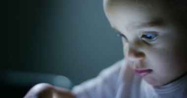 bir tablet, smartphone.the gelecek web teknoloji ve video teknolojisi kavramının kullanırken çocuğun gözleri makro. bağlantıları ve web ile çocukların gelecekle. Enterne muhafaza.