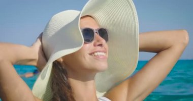 Güneş gözlükleri, beyaz yaz şapka ve deniz zevk kadın video 