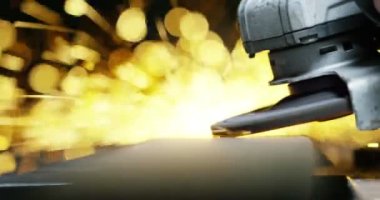 Demirci ya da kaynakçı, çelik ve demiri son derece yavaş çekimde yüzeyi pürüzsüz hale getirmek için öğütüyor. Demirle değirmen tekerleği teması kıvılcımlara neden oluyor. İş, çilingir endüstrisi, çilingir endüstrisi..