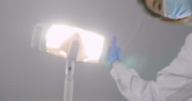 diş hekimi doktor kadın cerrah ile çalışma maskeli ağır çekim video
