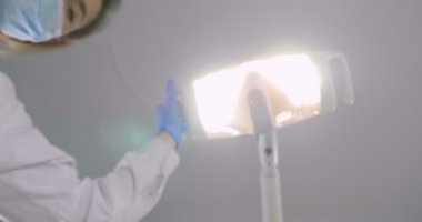 diş hekimi doktor kadın cerrah ile çalışma maskeli ağır çekim video