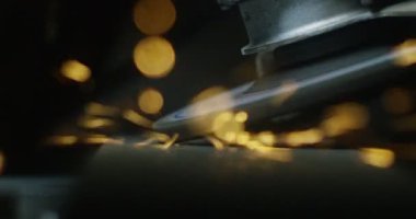 Demirci ya da kaynakçı, çelik ve demiri son derece yavaş çekimde yüzeyi pürüzsüz hale getirmek için öğütüyor. Demirle değirmen tekerleği teması kıvılcımlara neden oluyor. İş, çilingir endüstrisi, çilingir endüstrisi..