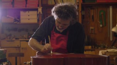 Profesyonel keman ana, yapar kendi ellerinde kullanır saf köknar, çam, Gözlük, melodiler, kemanla boya ve vernik ile kapsar. Konsept: manevi enstrüman, işlemeli, sanat, müzik, melodi, ses