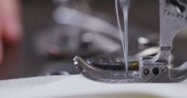 Profesyonel bir dikiş makinesi ile beyaz iplik bir İtalyan couture kumaş dikiş süper ağır çekim, yüksek moda kıyafet terzi diker. Sanayi, gelenek, moda kavramı