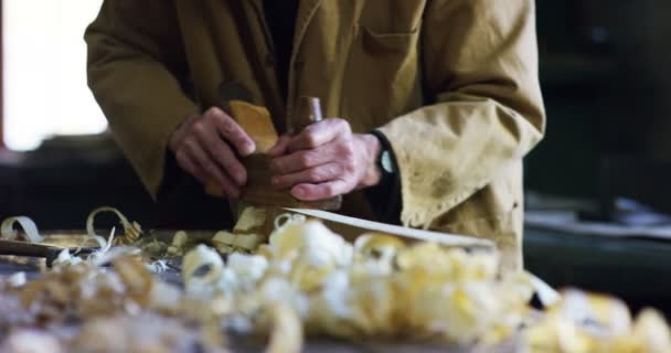 Una Carpintería Vieja Anciano Está Trabajando Madera Con Herramientas Tradicionales — Vídeos de Stock