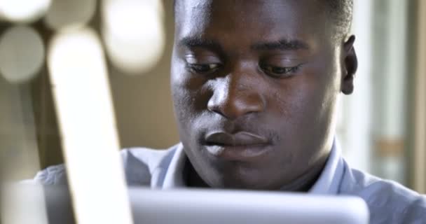 Vídeo Homem Inteligente Afro Americano Sentado Monitor Computador — Vídeo de Stock