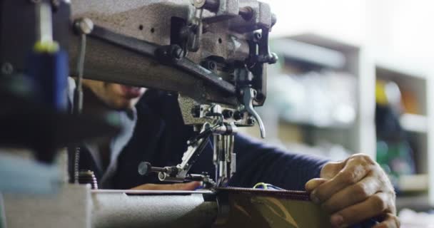 イタリアのオートクチュール生地に白い糸でステッチ ミシン専門のスーパー スロー モーション お針子は ファッション性の高い服を縫います ファッション 伝統産業のコンセプト — ストック動画