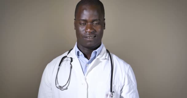 Vídeo Médico Afro Americano Homem Jaleco Branco Tocando Botão Virtual — Vídeo de Stock