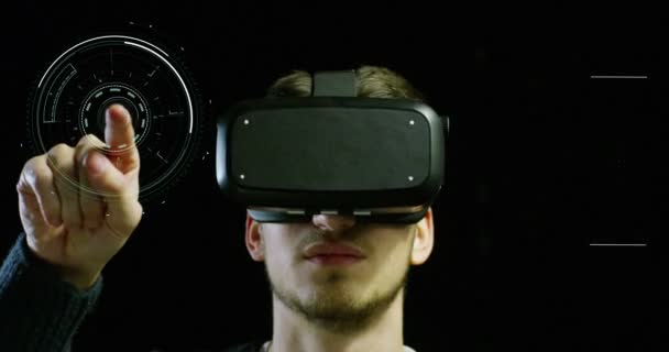 Joven Hombre Agradable Utilizando Realidad Vida Con Oculus Tecnología Realidad — Vídeos de Stock