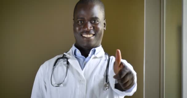 Vídeo Médico Afro Americano Homem Jaleco Branco Gesticulando Polegares Para — Vídeo de Stock