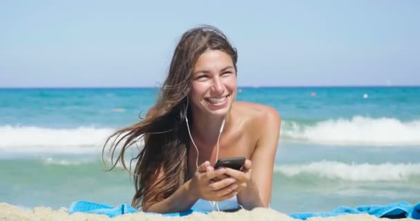 Vídeo Mujer Sosteniendo Teléfono Móvil Mar Uso Auriculares — Vídeo de stock