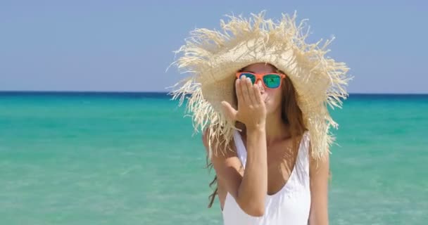 Vídeo Mujer Con Sombrero Verano Blanco Saludando Soplando Beso Mientras — Vídeos de Stock