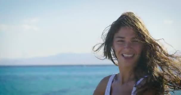 Видео Улыбающейся Женщины Отдыхающей Развлекающейся Белым Парео Ветру — стоковое видео