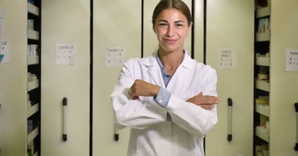 视频的女医生在白色医疗外套摆姿势与手臂交叉相机 — 图库视频影像
