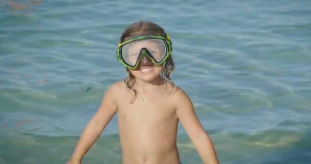 Retrato Uma Linda Menina Brincando Mar Bonito Sorrindo Uma Máscara — Vídeo de Stock