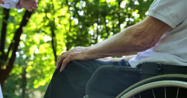 年金受給者の男性の手を保持する介護者看護師のビデオ — ストック動画