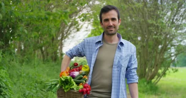 Vídeo Agricultor Caucasiano Segurando Legumes Frescos Cesta Sorrindo Câmera — Vídeo de Stock