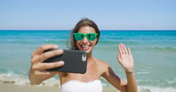 Vídeo Mulher Segurando Telefone Celular Mar Acenando Com Mão Câmera — Vídeo de Stock