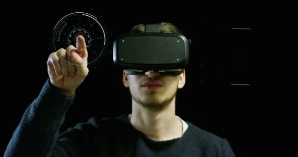 Jovem Bom Homem Usando Realidade Vida Com Oculus Tecnologia Realidade — Vídeo de Stock