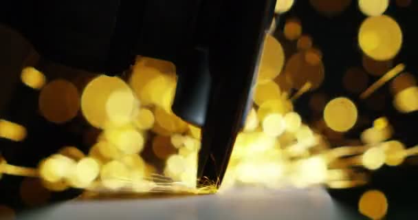 Коваль Або Зварювальник Його Шліфуванням Гладить Сталь Залізо Крайньому Повільному — стокове відео