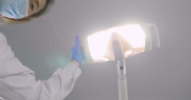 Vídeo Câmera Lenta Dentista Mulher Médica Máscara Trabalhando Com Cirurgião — Vídeo de Stock