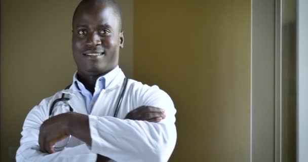 Beyaz Laboratuvar Önlüğü Afro Amerikan Doktor Adam Kolları Çapraz Gülümseme — Stok video