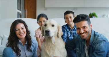Bir köpekle birlikte oturma odasında eğleniyor mutlu aile portresi. Mutlu aile, hayvanlar, sevgi kavramı çocukluk