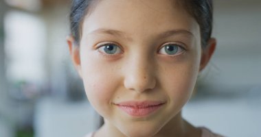 Gün ışığından yararlanma arka plan kameraya bakarak mavi gözlü bir kız portresi kapatın. Çocukluk, çocukları koruma, kızı, mutlu bir aile kavramı