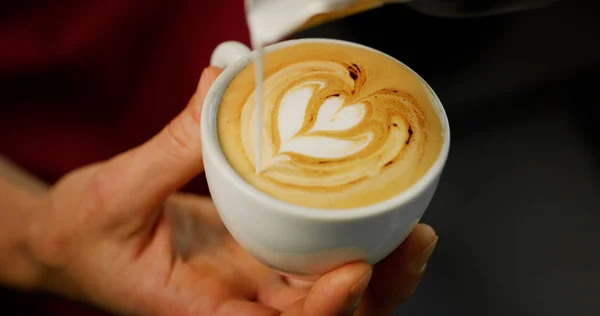 Macro Barman Mentre Prepara Cappuccino Accanto Alla Macchina Del Caffè — Foto Stock