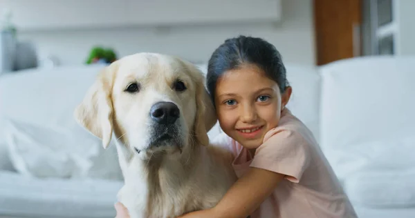 Retrato Menina Brincando Abraçando Seu Cão Sala Estar Conceito Amor — Fotografia de Stock