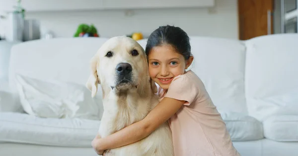 Retrato Menina Brincando Abraçando Seu Cão Sala Estar Conceito Amor — Fotografia de Stock