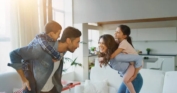 Retrato Família Feliz Divertindo Câmera Lenta Cozinha Conceito Família Feliz — Fotografia de Stock