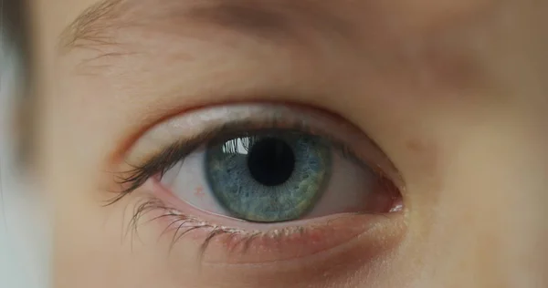 Makro Bliska Małą Dziewczynką Niebieski Oko Patrząc Kamerę Koncepcja Dzieciństwa — Zdjęcie stockowe