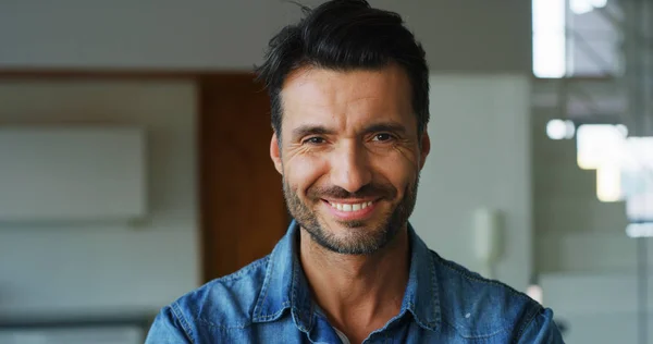 Πορτρέτο Του Ένα Χαμογελαστό Όμορφος Μέσης Ηλικίας Άνθρωπο Στο Σαλόνι — Φωτογραφία Αρχείου