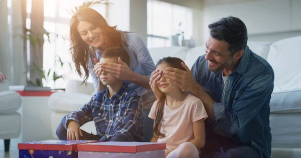 Retrato Família Feliz Divertindo Abrir Presentes Sala Estar Câmera Lenta — Fotografia de Stock