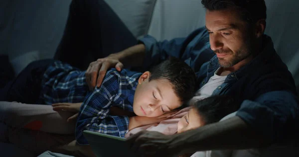 Potret Ayah Dan Anak Yang Bahagia Menggunakan Tablet Sofa Pada — Stok Foto