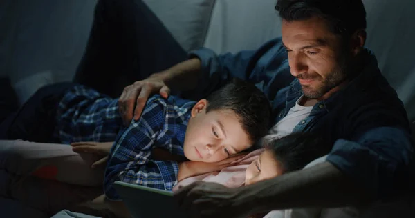 Retrato Pai Filho Felizes Usando Tablet Sofá Noite Câmera Lenta — Fotografia de Stock