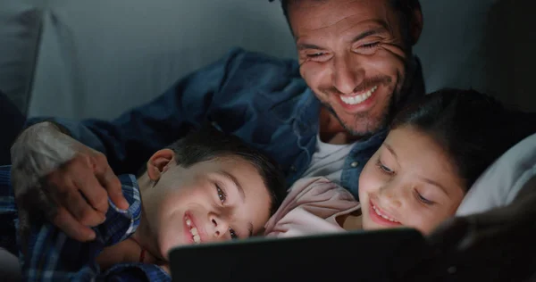 Portret Van Gelukkige Vader Kinderen Met Behulp Van Een Tablet — Stockfoto
