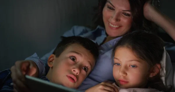 Potret Ibu Yang Bahagia Dan Anak Anak Menggunakan Tablet Sofa — Stok Foto
