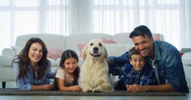 Bir köpekle birlikte oturma odasında eğleniyor mutlu aile portresi. Mutlu aile, hayvanlar, sevgi kavramı çocukluk
